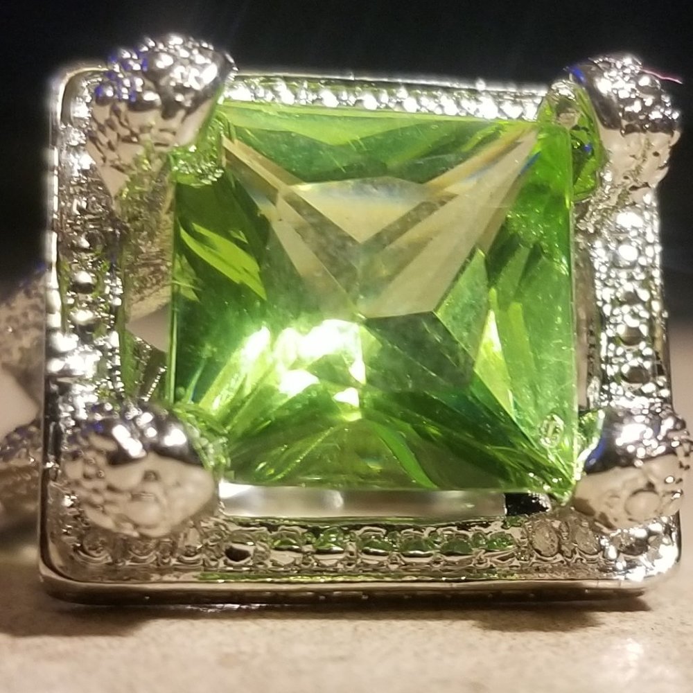 GREEN CRYSTAL RING SIZE 8.5  FREE MATCHING HOOPS!! - Picture 7 of 14